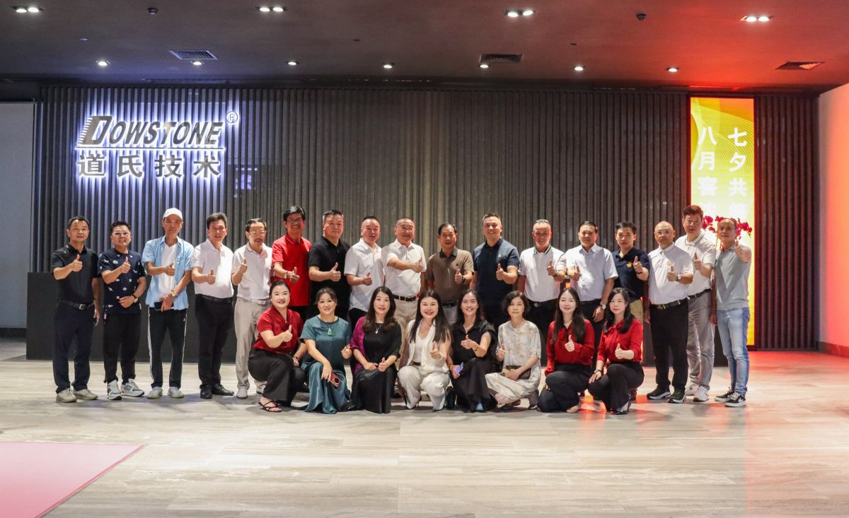 強(qiáng)強(qiáng)聯(lián)合，共謀新篇！新明珠集團(tuán)董事長(zhǎng)葉德林蒞臨道氏技術(shù)總部，共商合作新未來(lái)